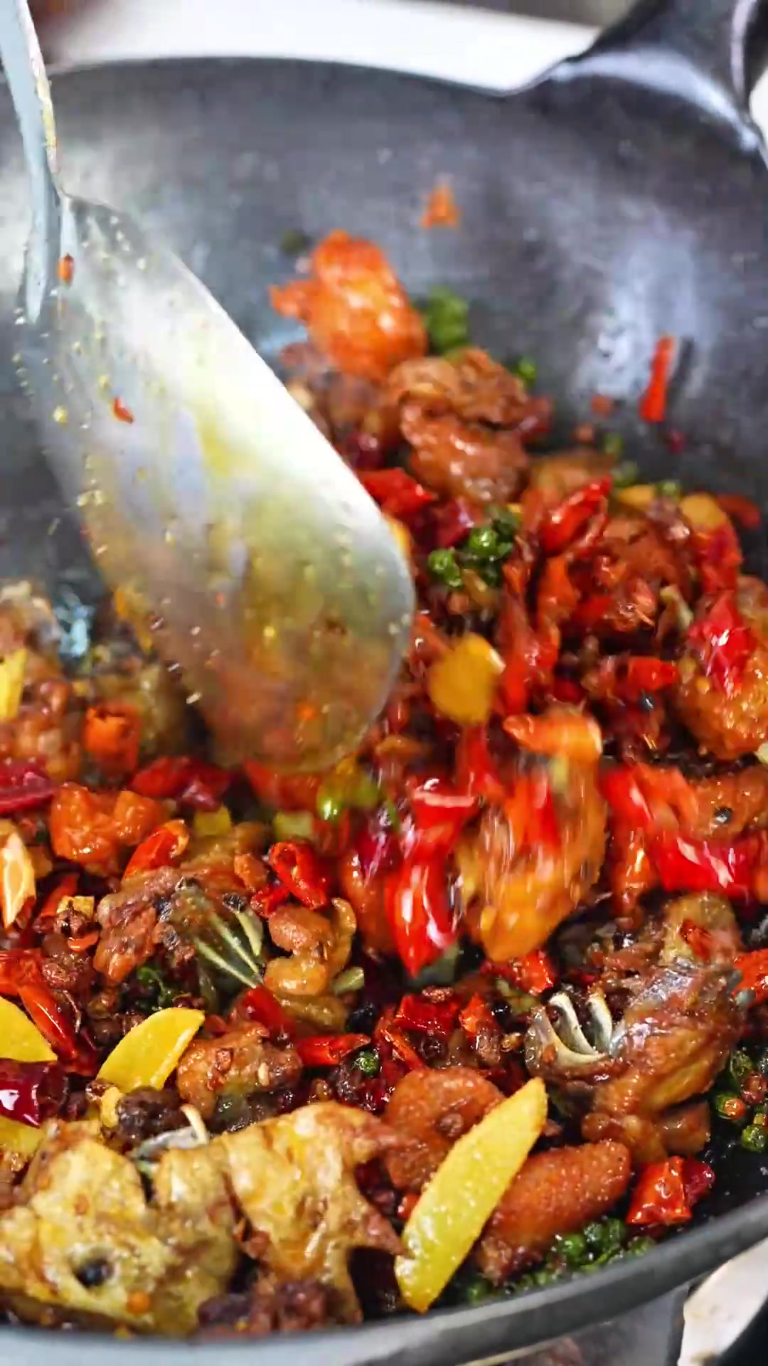 鲁菜麻辣鸡块，麻得过瘾，辣得痛快，肉质鲜嫩，潍坊