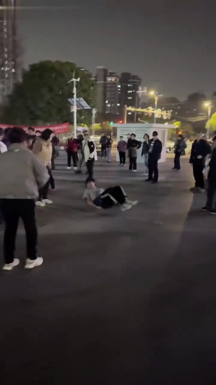 派大星整治广场舞