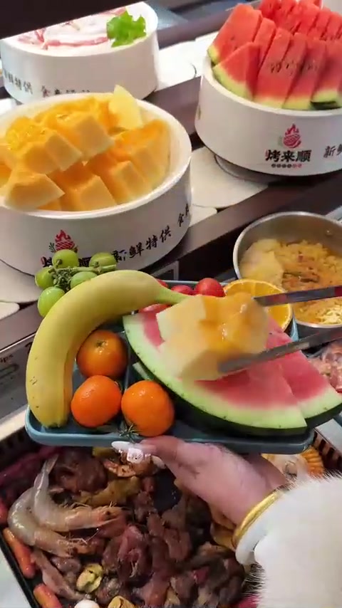 旋转自助烤肉，想吃什么自己拿，还有自助泡面！