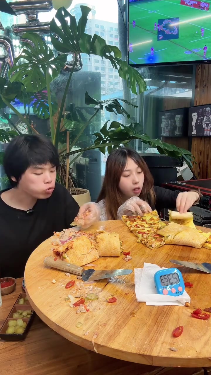 青岛32寸大披萨，两人能吃完吗？碳水严重超标！