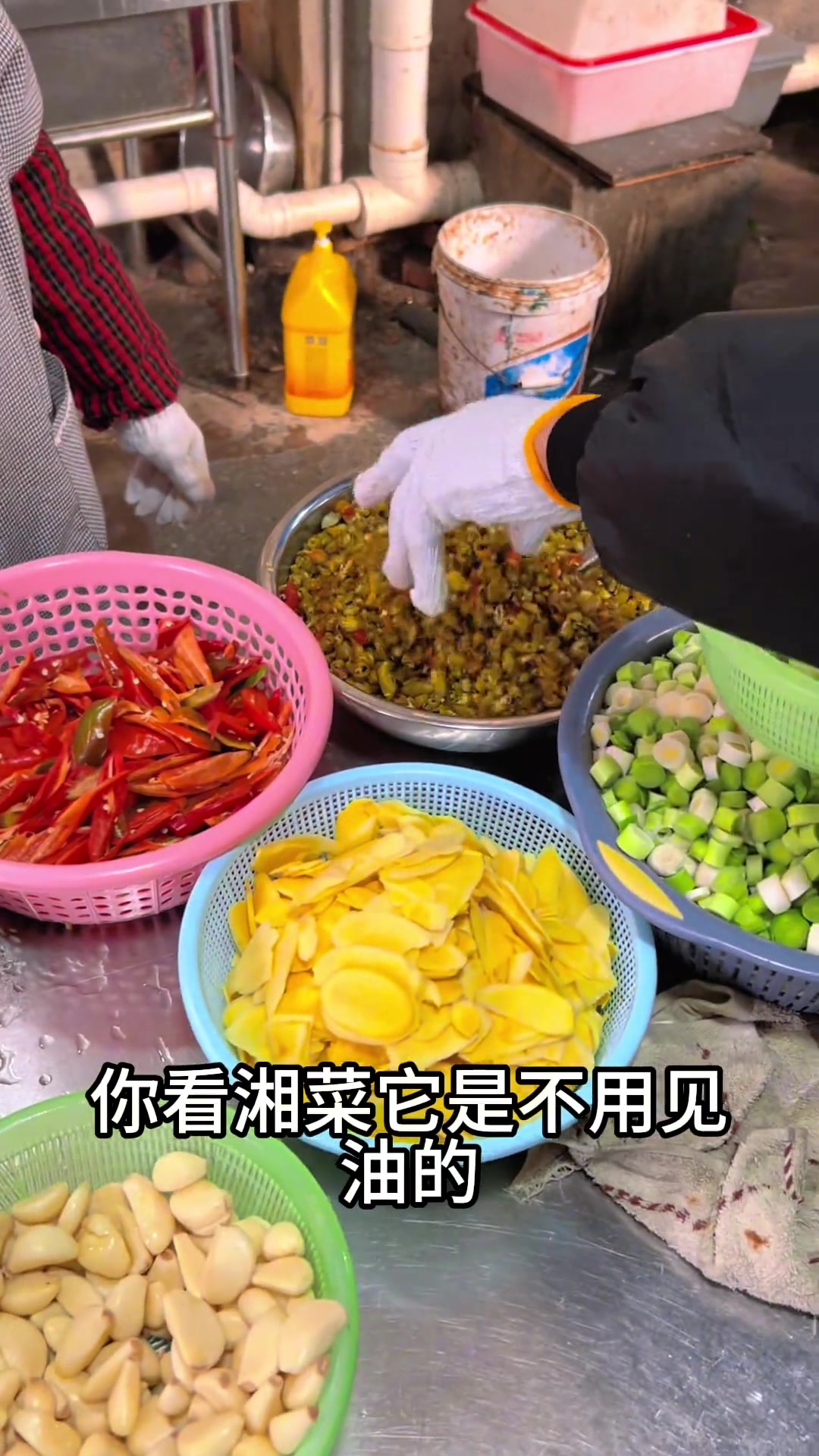 长沙铁棚子酱辣椒炒鸡，湘菜特色美食