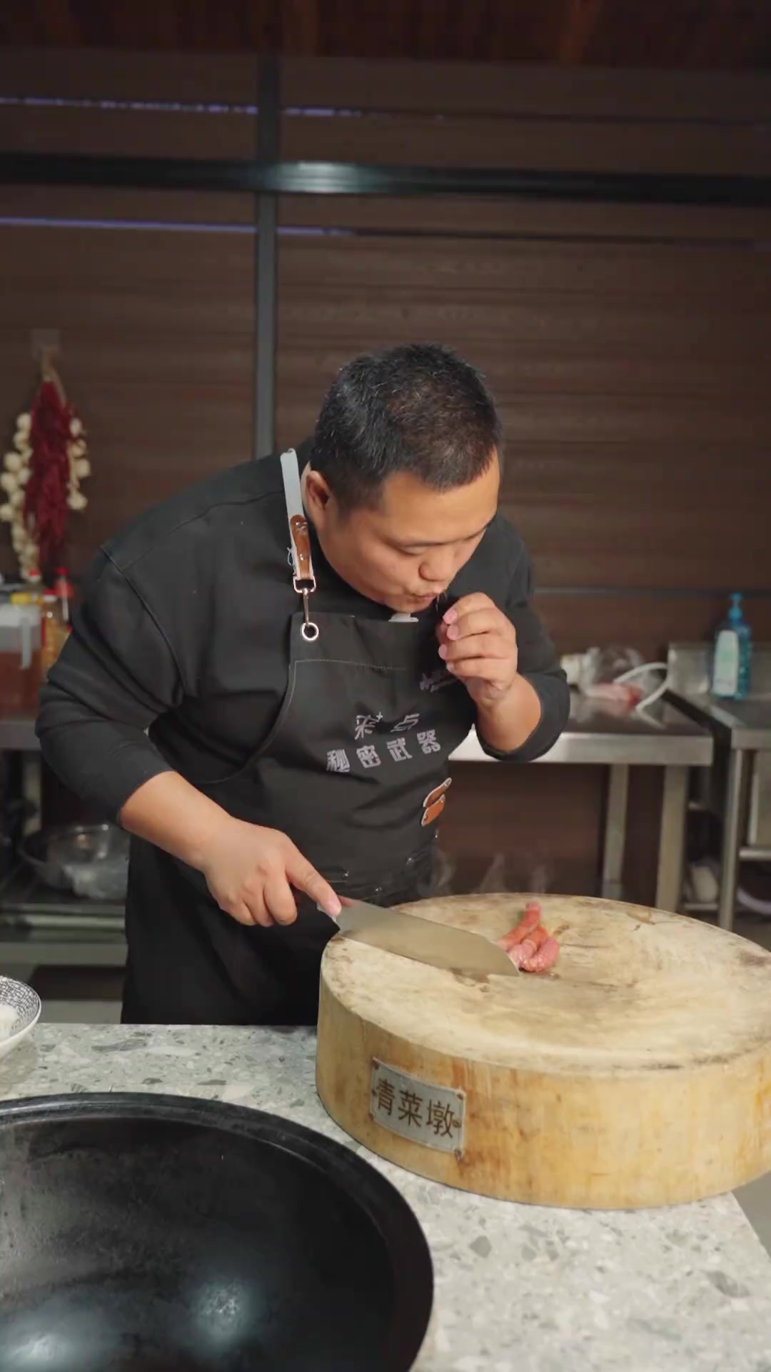 蛋炒饭蛋炒饭怎么炒才能颗颗分明，视频教会你，学会这道黄金腊肠香葱蛋炒饭