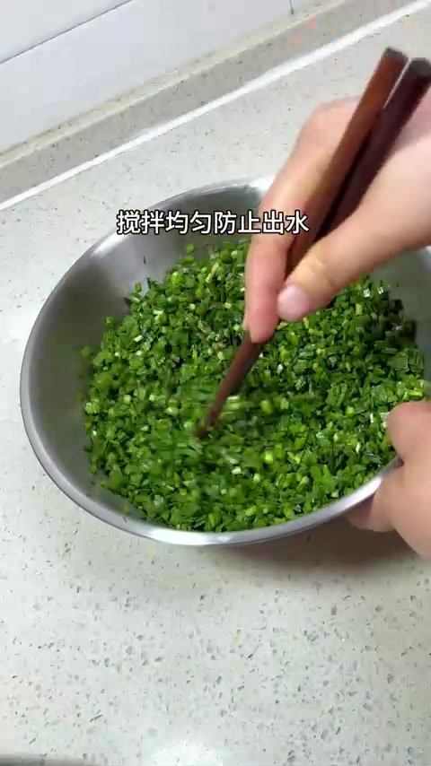 冰箱还剩一把韭菜，给家人做了一锅烫面大蒸饺，皮薄馅大吃着很不