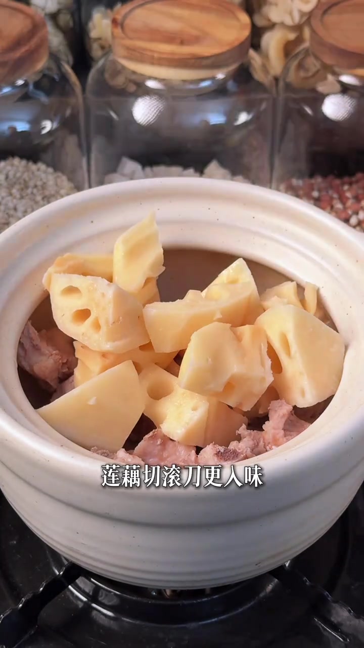 莲藕鱿鱼排骨煲，祛湿又滋补