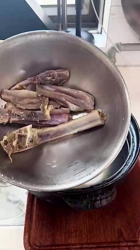 小米香芋排骨粥，细腻丝滑糯叽叽，香味飘满整个屋子