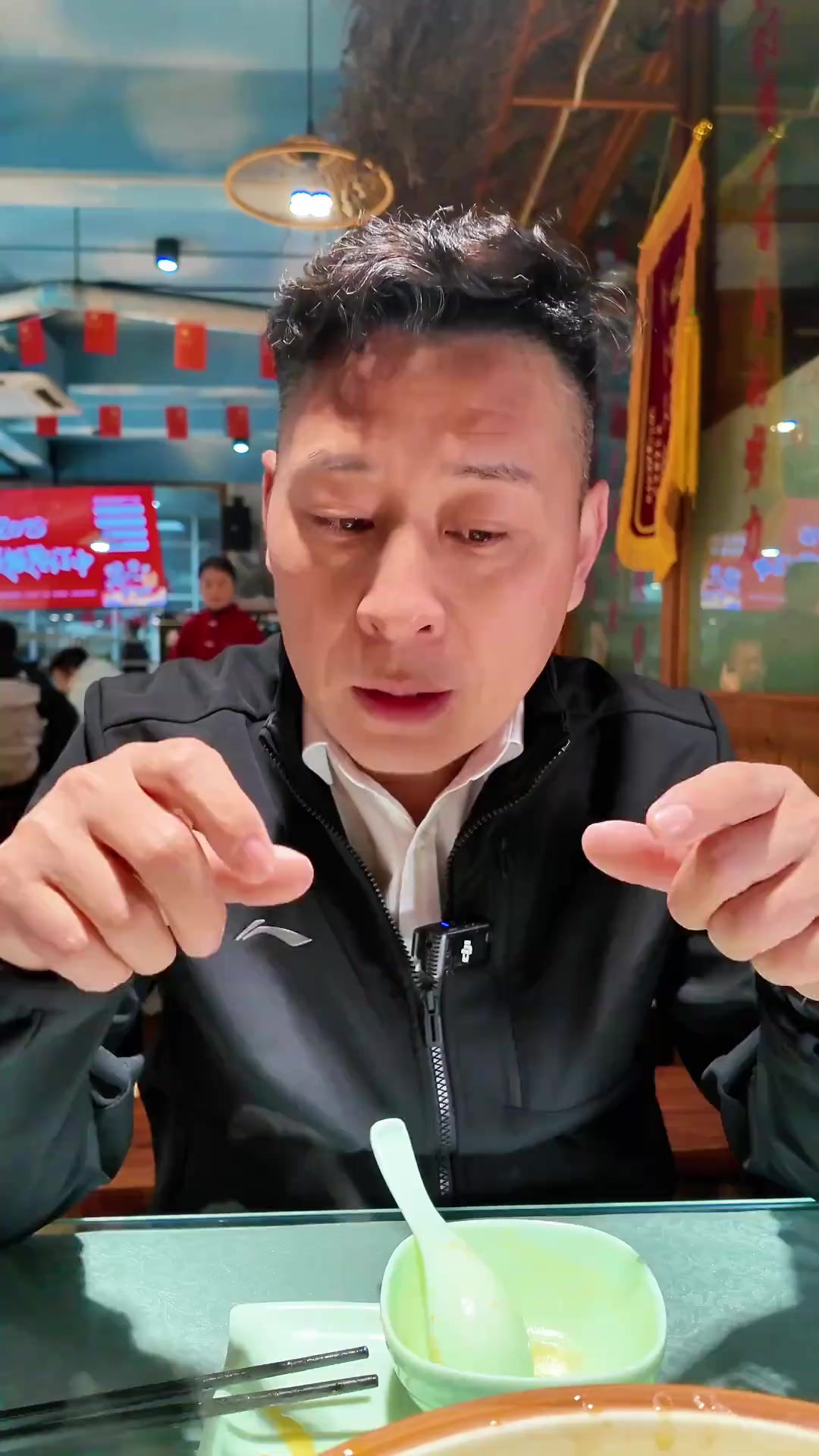 武记红色年代畅销十年的菜品「酸菜丹江鱼」,独特的上桨手法搭配腌制的助农白菜