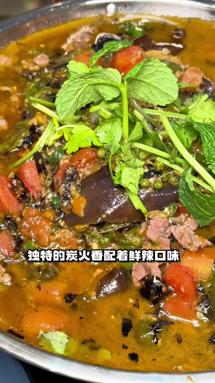 就是这一锅烧椒牛肉下饭程度真的让人遭不住!北山的家人们有口福哒,末代格格把烧椒牛肉带到了北