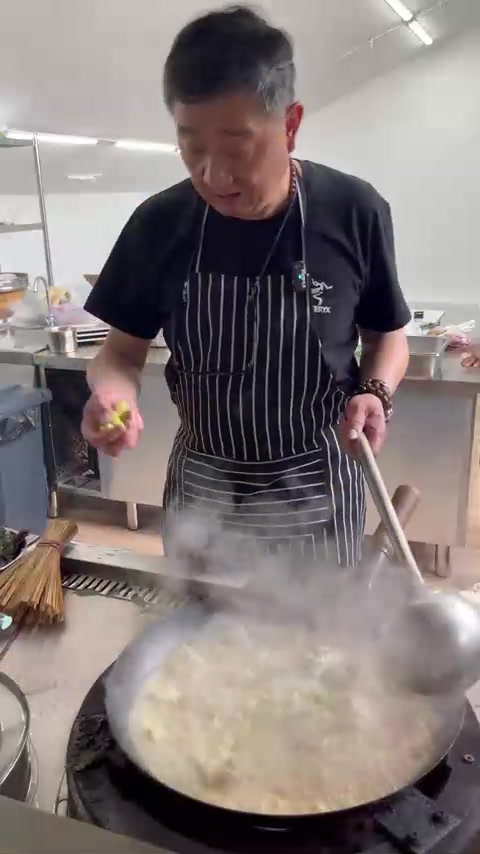 红烧鱼，烧鱼时放什么油最香？