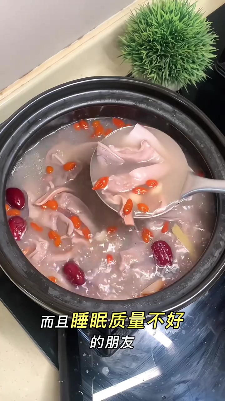 胡椒猪肚墨鱼汤，好喝暖胃，可常煲来喝
