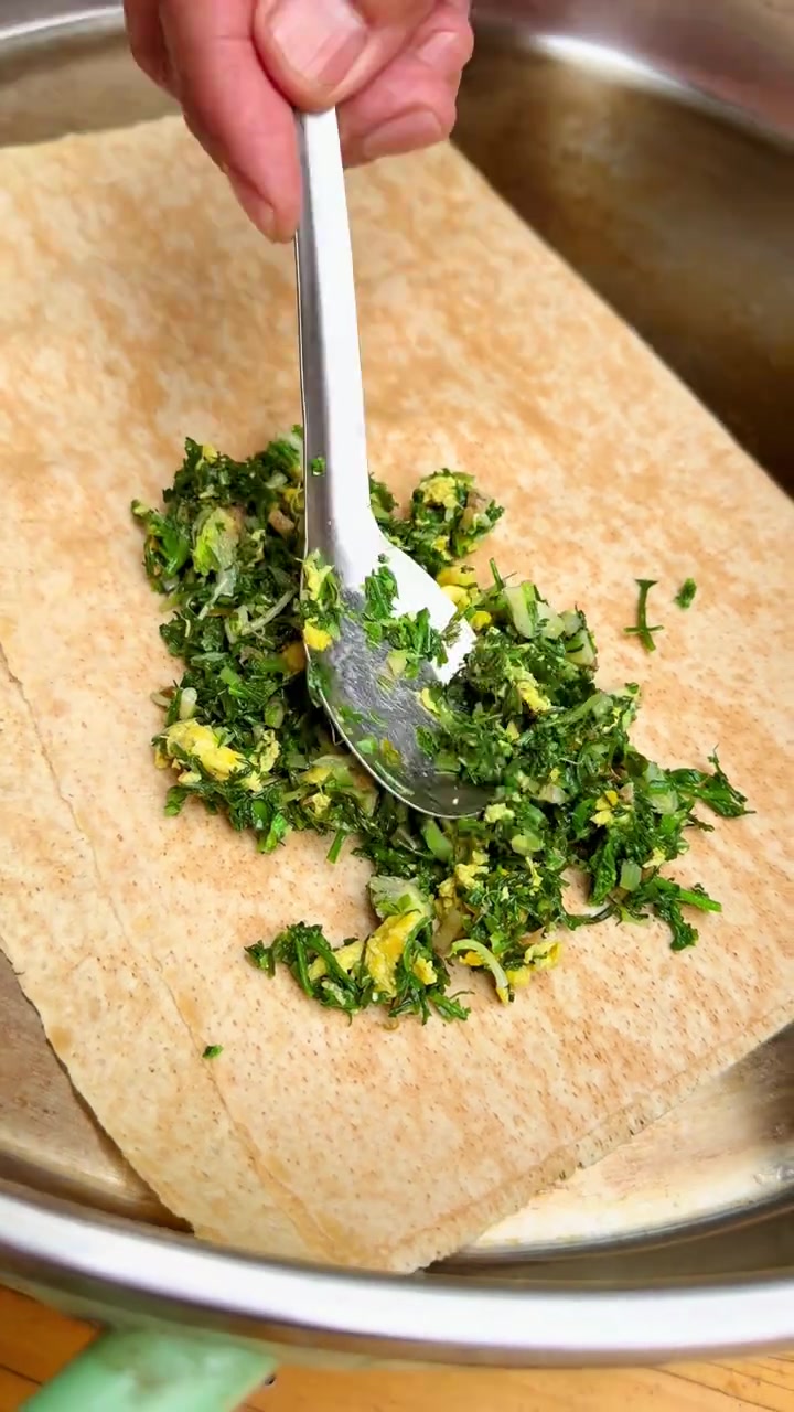 荠菜长的挺好了,挖点做馅子很新鲜,可以包饺子,塌煎饼,烙火烧,包混沌,还可以直接煎鸡蛋吃,