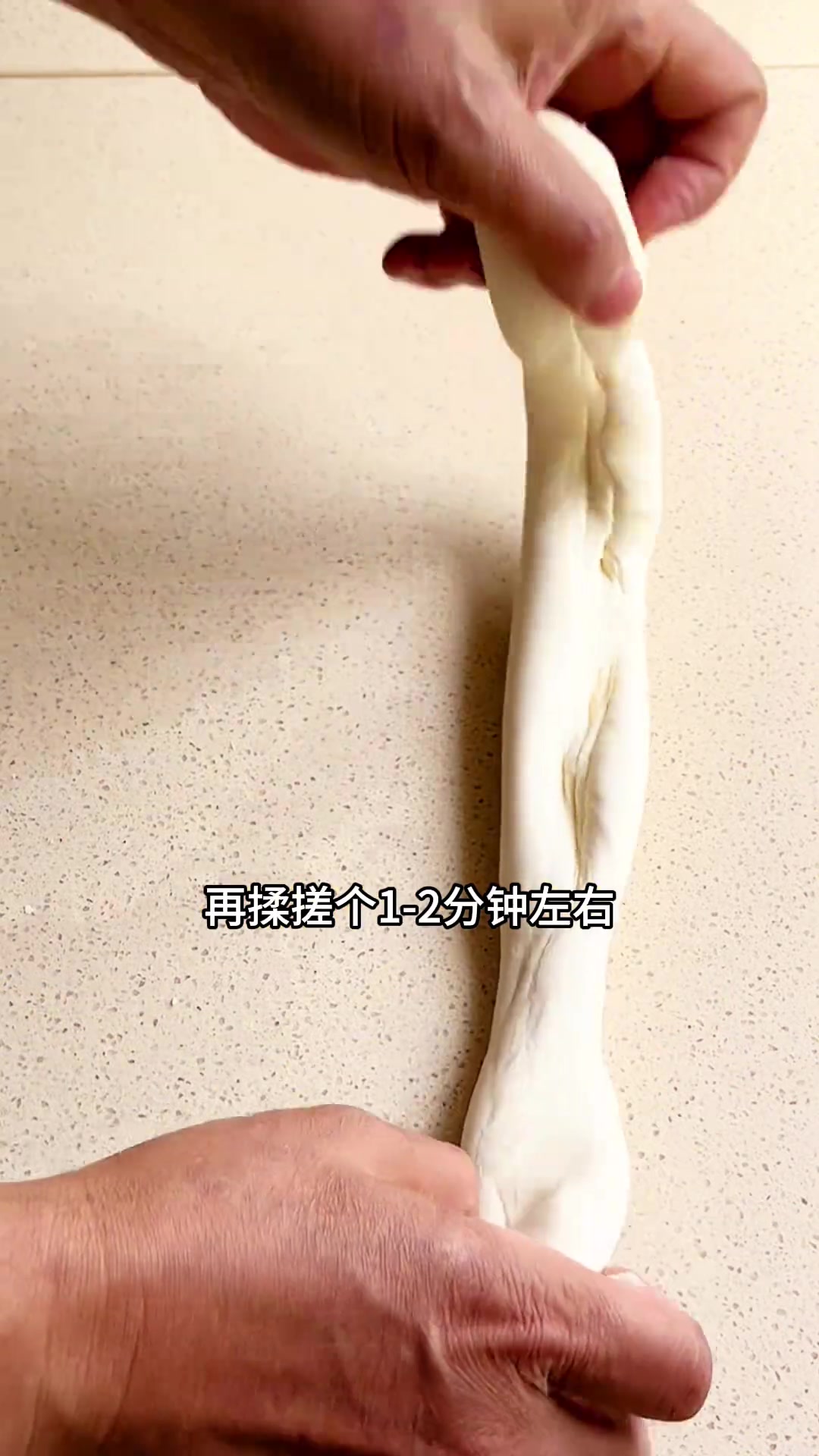 小笼汤包做法：肉馅搅上劲，葱最后放