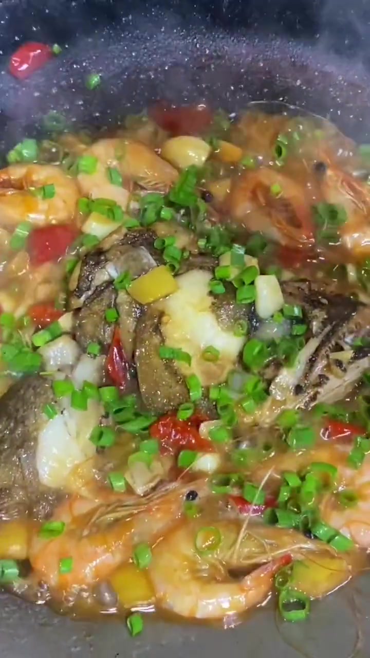 红烧鸦片鱼头家常做法，肉嫩骨糯，汤汁拌饭