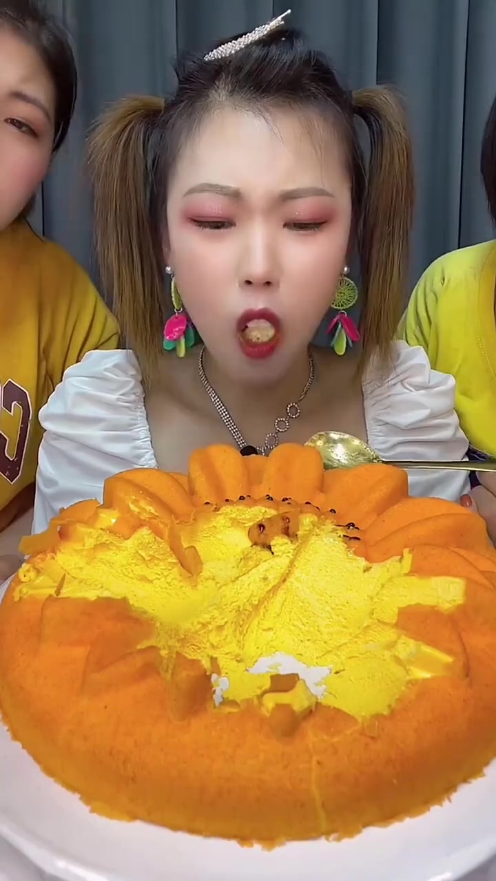 吃齐向葵甜日,品蛋糕控必看!闺蜜聚会必备!这款向日葵蛋糕治愈太了!#姐妹团 #向日葵蛋糕 