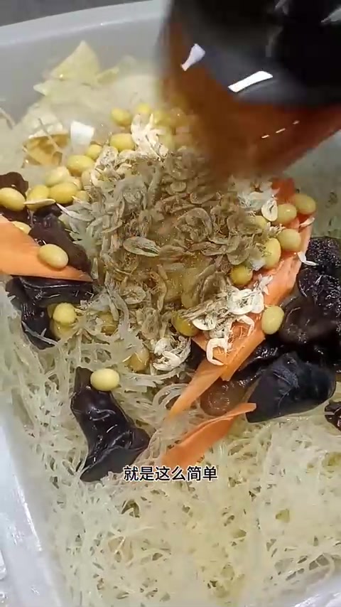腌好的白菜帮加配菜，简单调料，婚宴上等酸菜