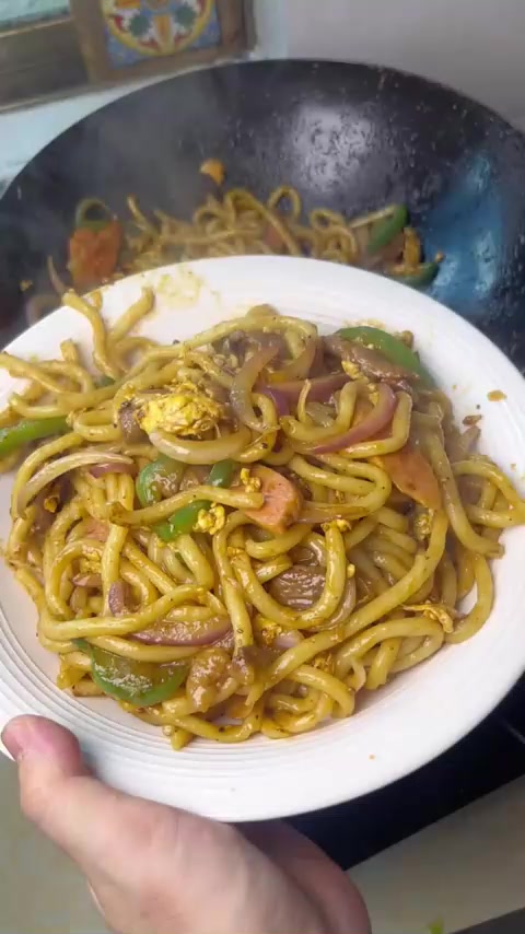 乌冬面做法太香了，牛肉鲜嫩，面条裹酱Q弹爽滑，做少不够吃