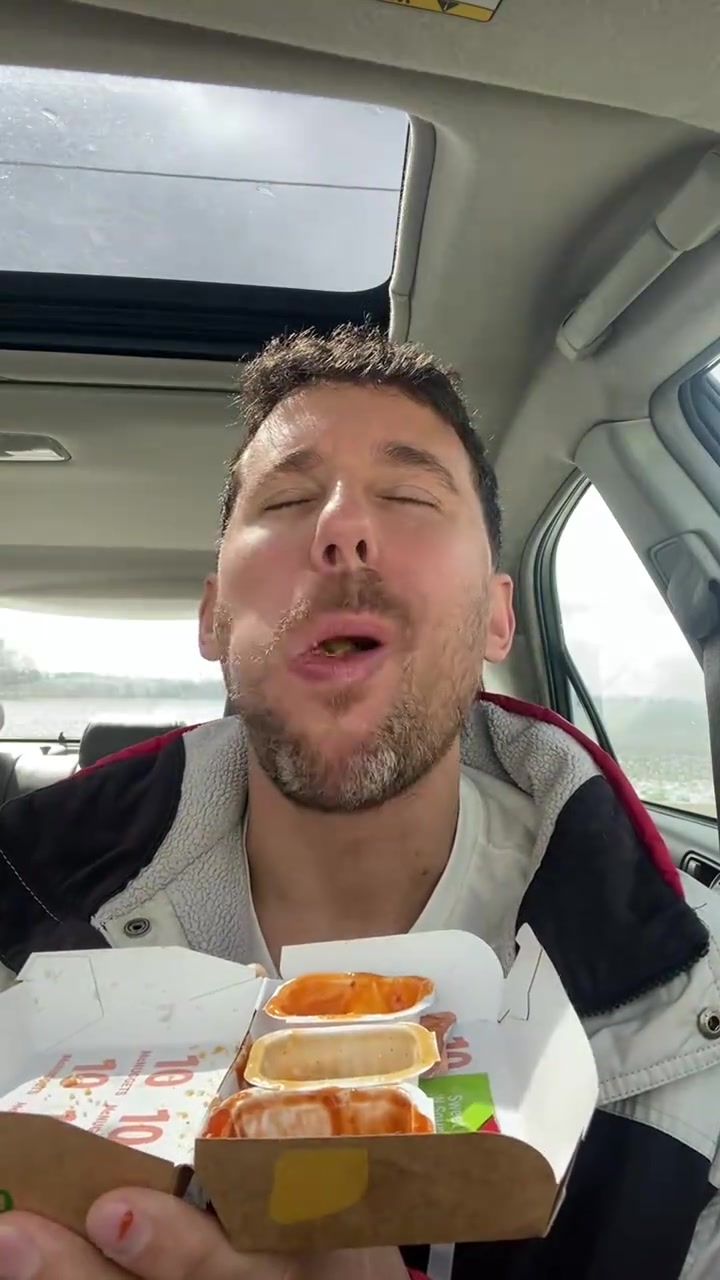 大叔吃20块麦乐鸡配3款酱，看看哪款才是他心中第一！