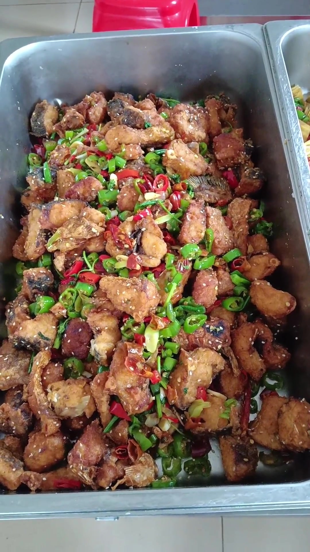 员工餐菜单：辣子鱼，腐竹回锅肉，蚝油生菜等
