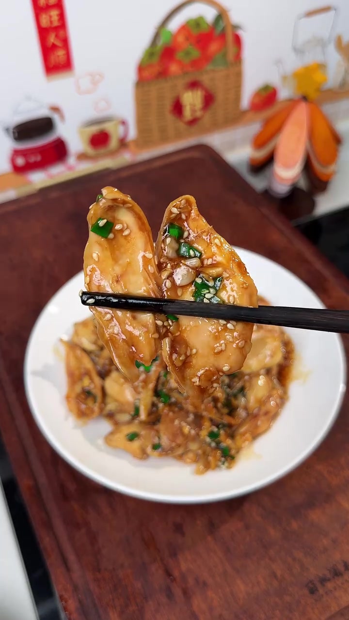 不知道吃什么的可以试试这个葱油手撕鸡,葱香浓郁,鸡肉嫩滑,做法还超简单#葱油手撕鸡 #鸡腿