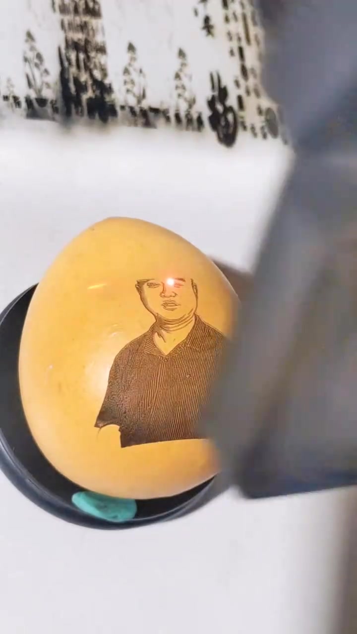 鸡蛋雕刻人物照片,大家看看像我吗?聊城