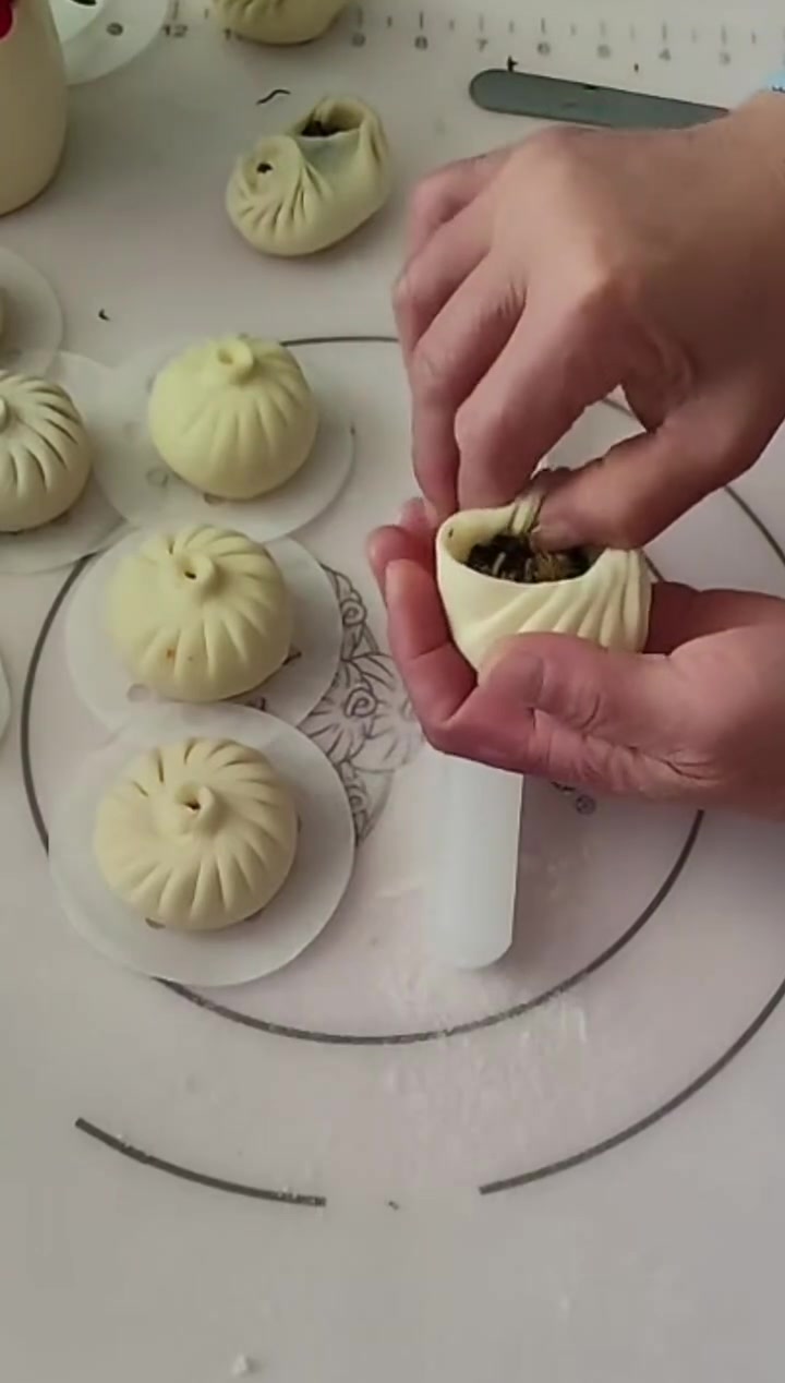 很多朋友想吃包子但是不会包,用上这一招,新手也能包出蓬松暄软的包子 #花样面食制作手法 #