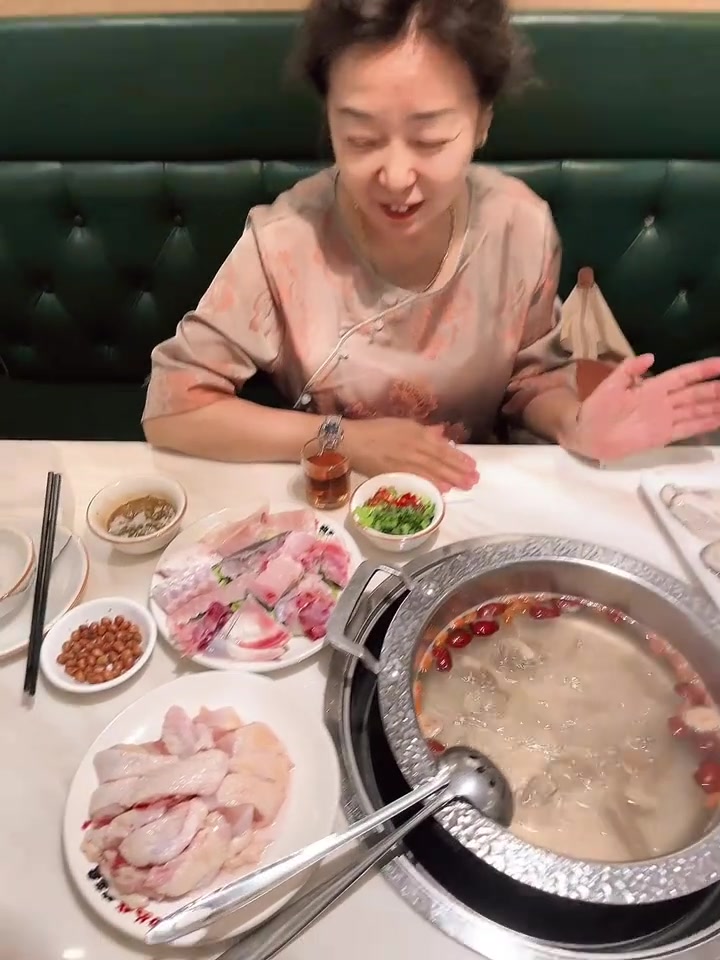 生蚝鸡火锅的大生蚝好好吃！