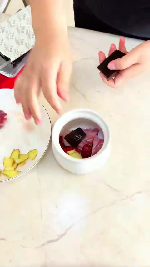 阿胶排骨汤不会做的朋友可以看看这个视频