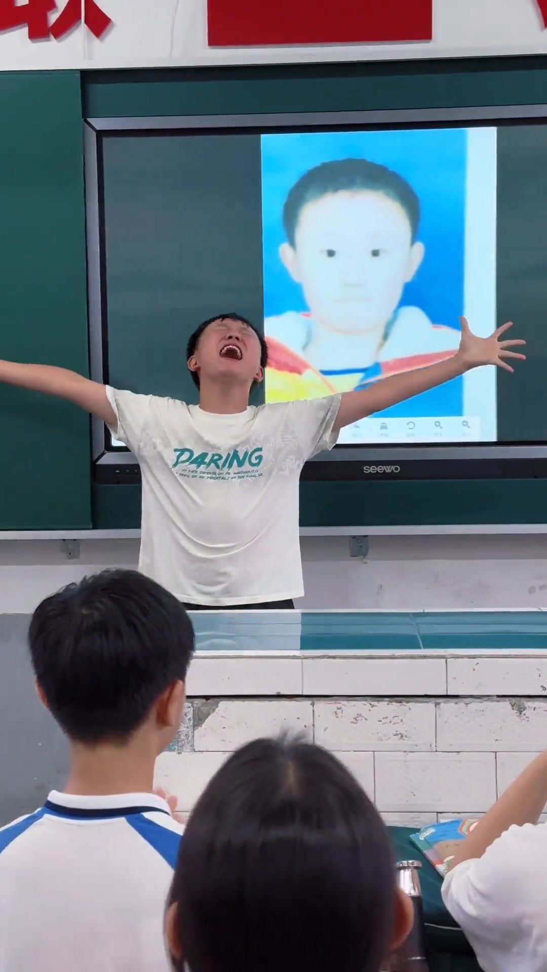 小学毕业啦，老师拿六年照片让我们和小时候合影，成长好快