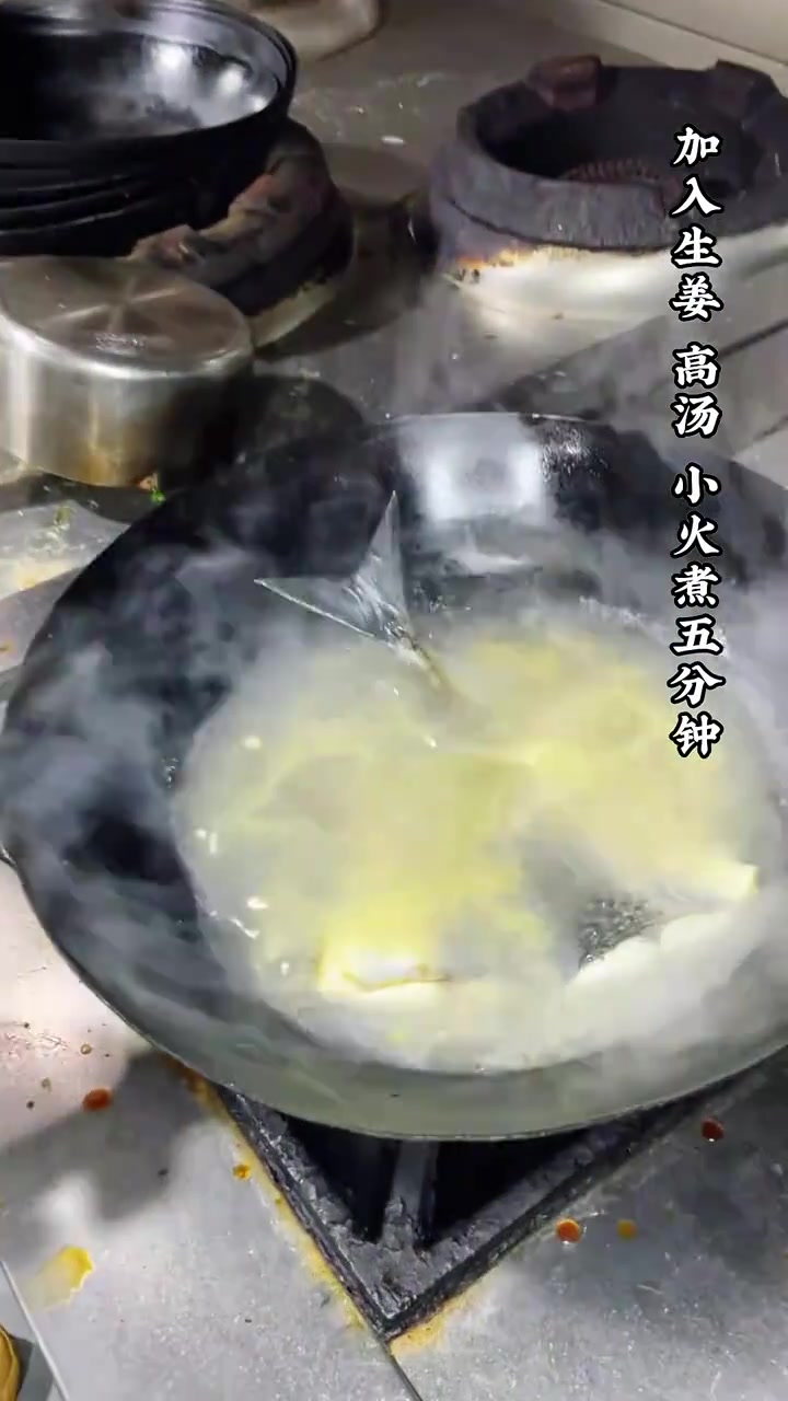 清明前后,马鲛鱼肥美,雪菜一烧鲜味十足!宁波