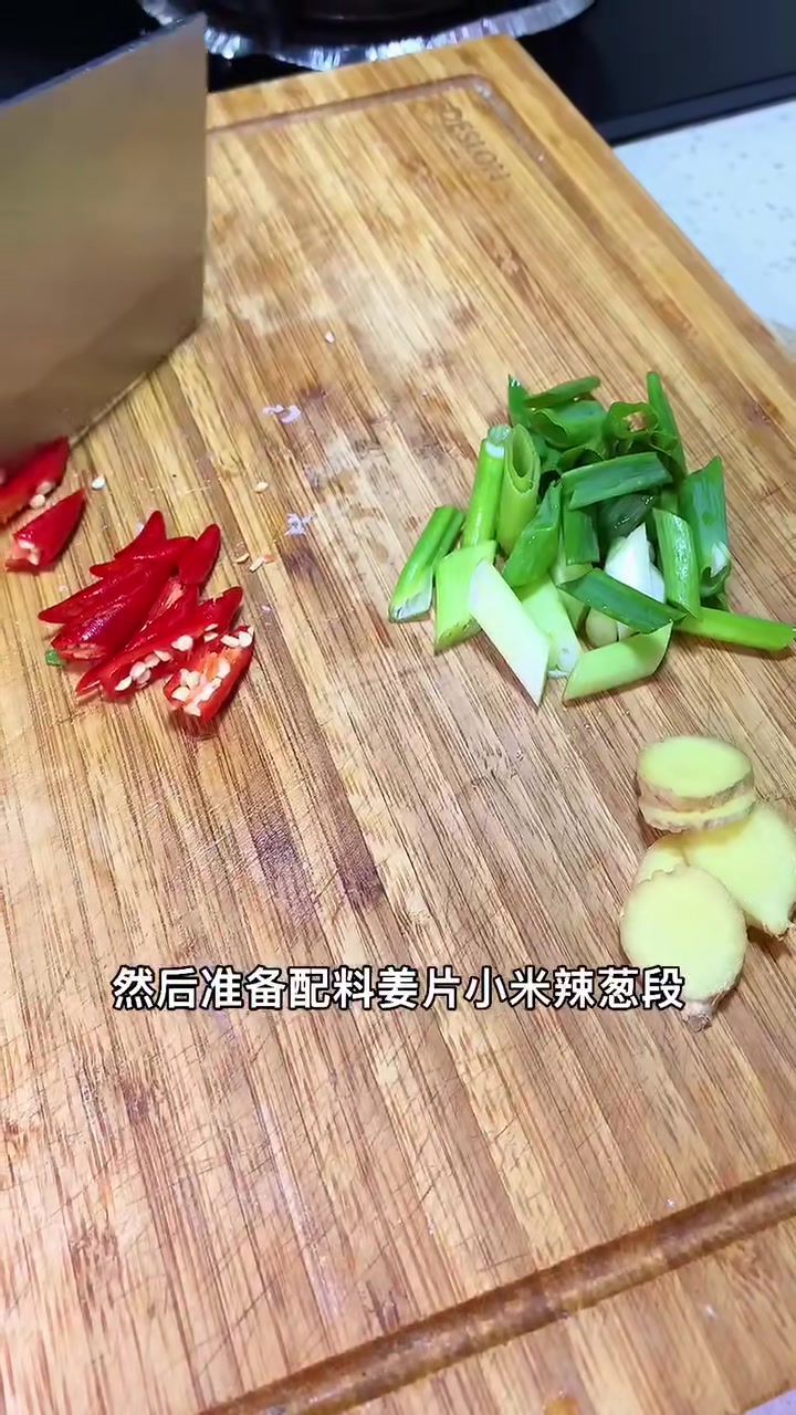 怕红烧肉油腻？试试这款咸香多汁的红烧素鸡
