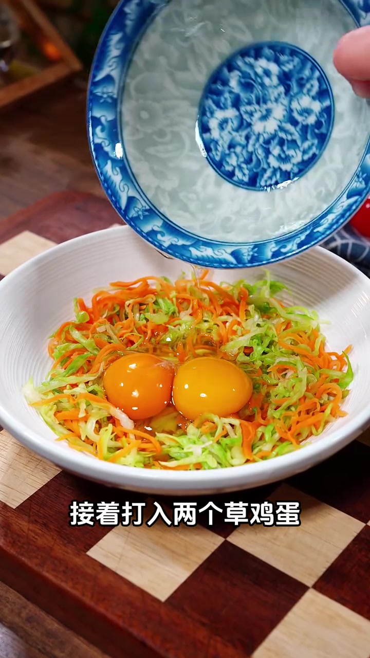 你一定想不到,只需要一点点包菜和两个草鸡蛋就能做出一顿完美营养早餐#早餐#早餐#四孔不粘锅