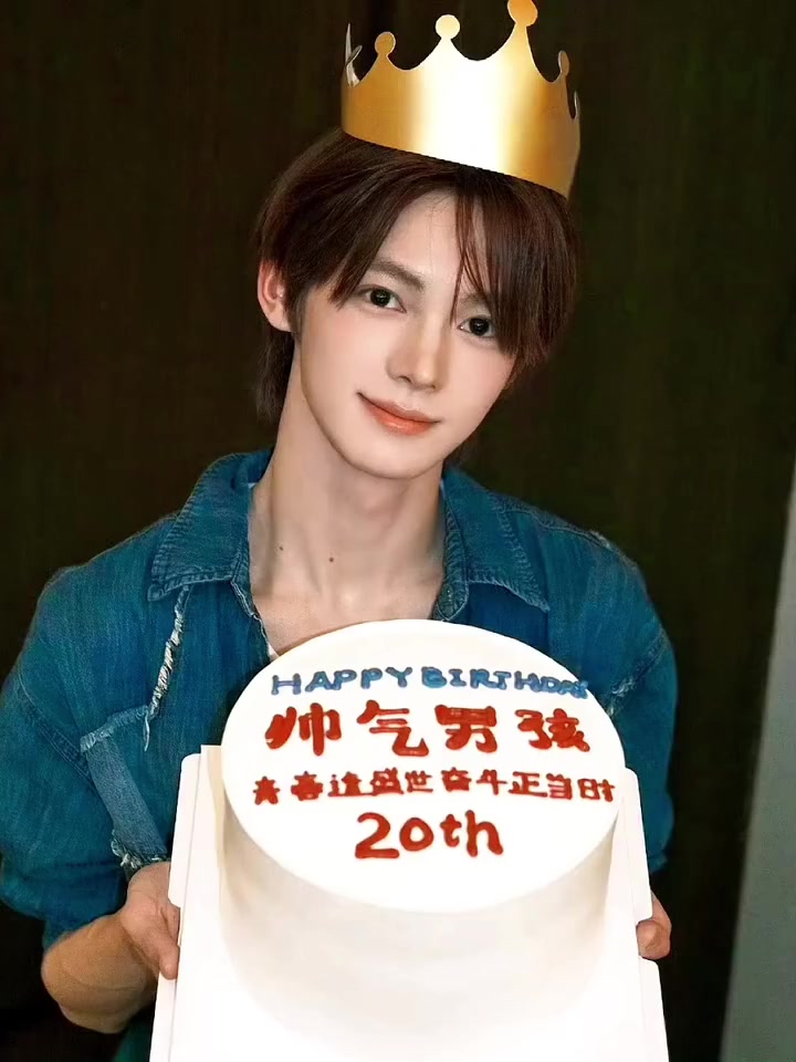 韩振的生日蛋糕:青春逢盛世,奋斗正当时!这又红又正的口号,不愧是咱中国孩子