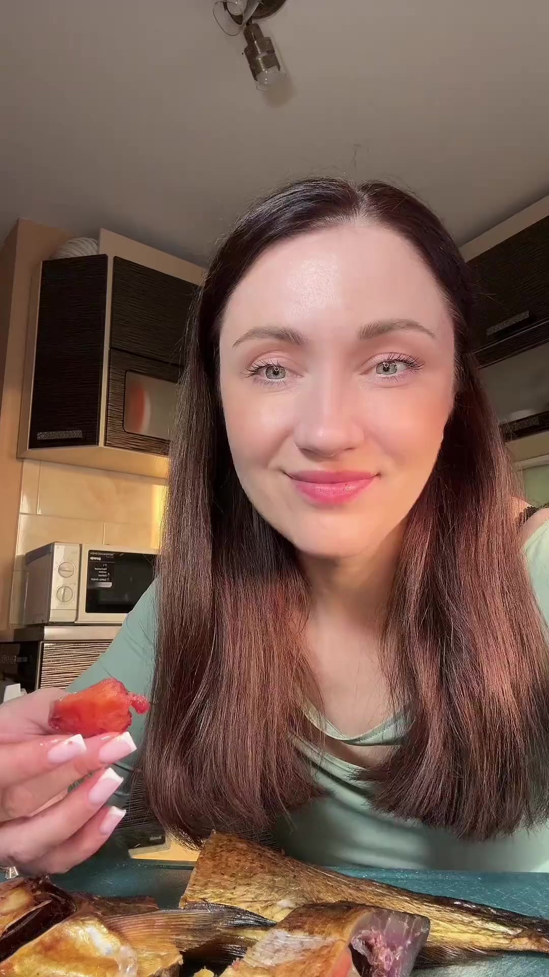 吃货瓦妮莎的最爱：一整条带鱼籽的熏鱼