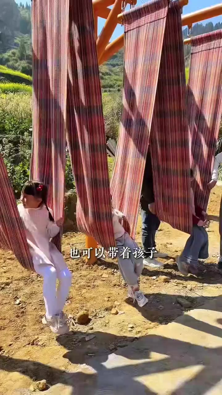 文成际下民族村的彩色油菜花梯田,春天逛超浪漫
