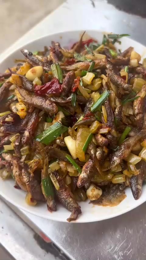 高杆盐菜炒小麻鱼，开胃下饭，一盘能吃两碗饭