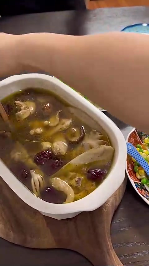 墨鱼炖鸡汤或煲汤，咸香甘浓