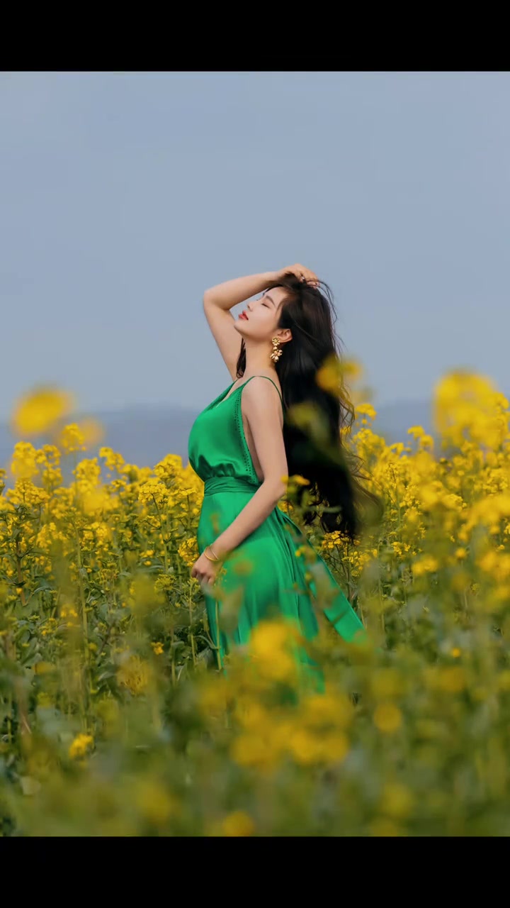是时候去拍油菜花海了#油菜花 #油菜花长裙 #拍照姿势#花田拍照##花海写真