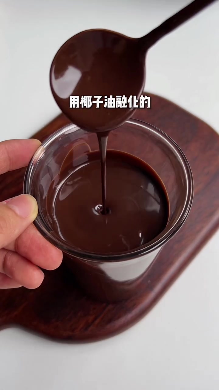 香蕉冻起来已经很好吃了，再裹上一层脆皮巧克力酱、真的好吃到词穷！#香蕉的神仙吃法#冻香蕉#