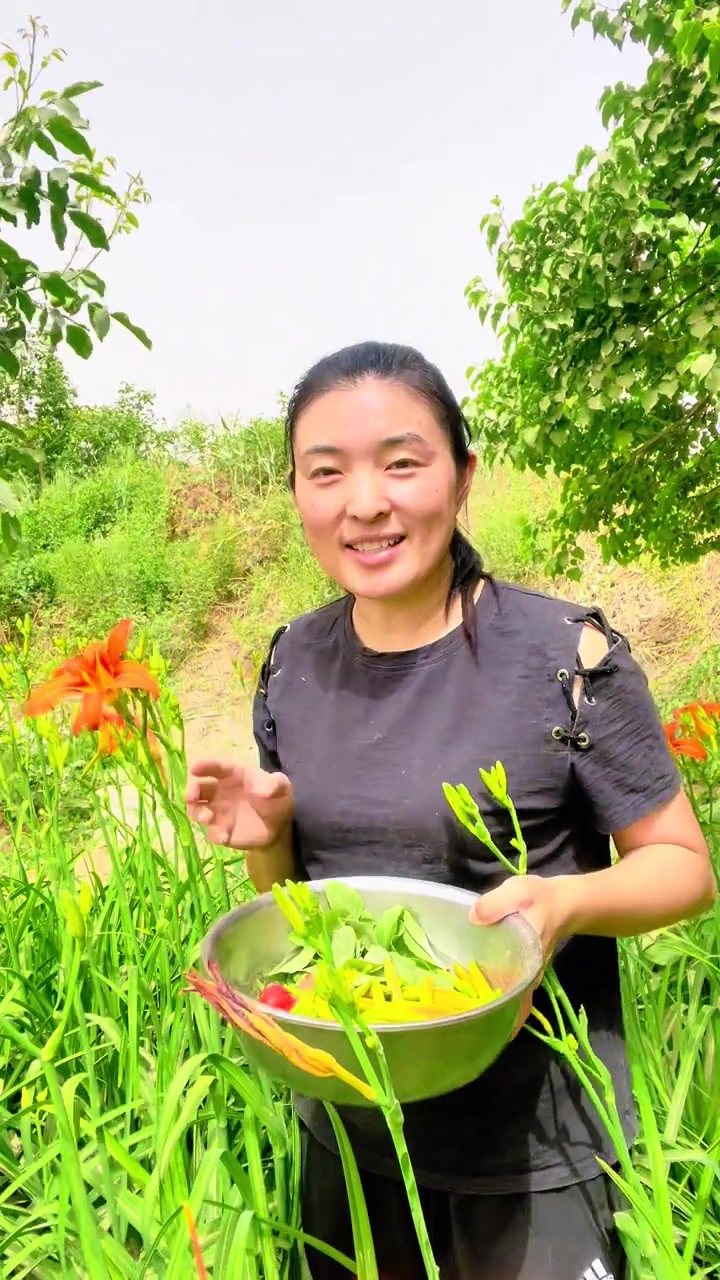 种了两年的黄花菜,终于开花了……,你们有什么好的吃法吗?