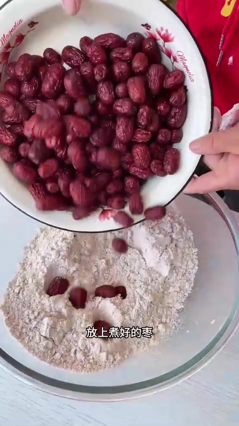 红粘高粱面，蒸年糕，做粘豆包都可以，高粱的香味太好吃了