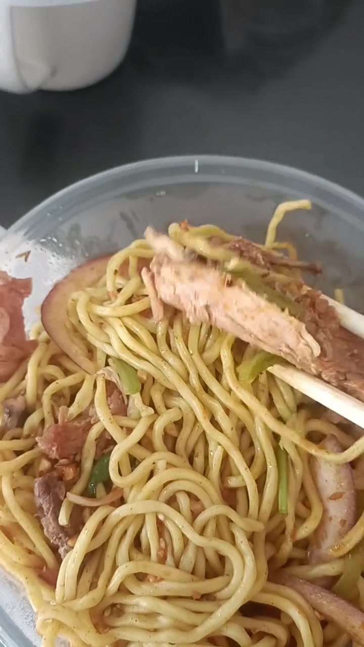 第一次吃鸡架拌面,好吃 #凉拌面 #吃面喽 #鸡架拌面 #这一碗好香