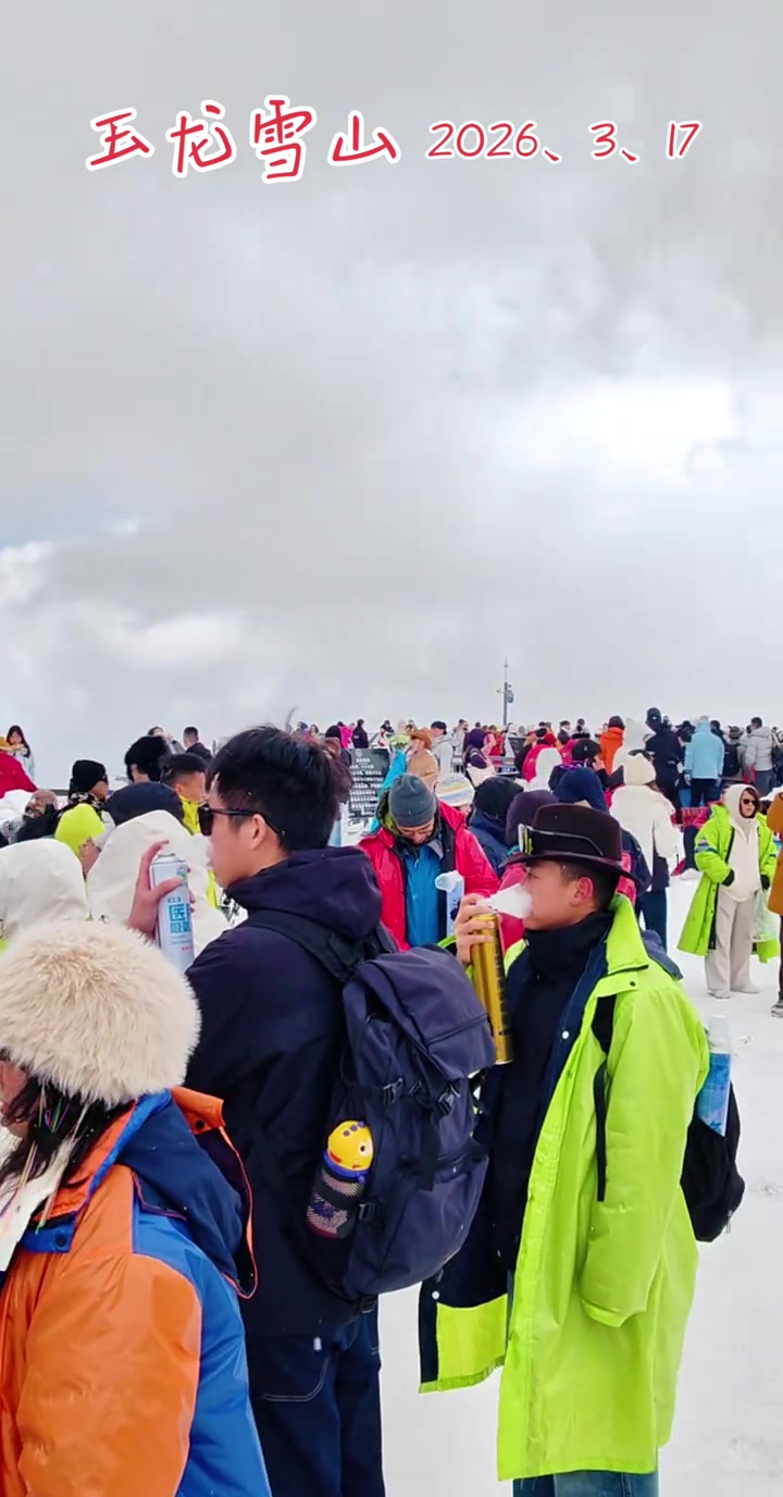 玉龙雪山4506米石碑旁，亲触极致震撼的云端风景