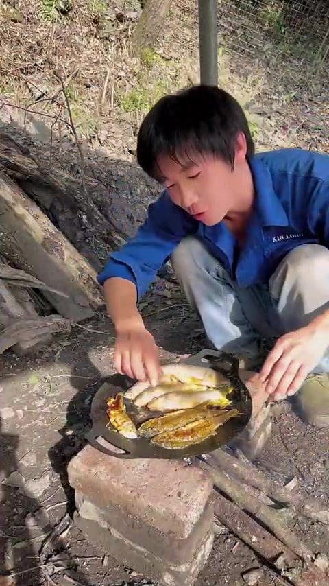 大山里的美味，土鸡蛋加小溪桃花鱼用柴火炕特别好吃