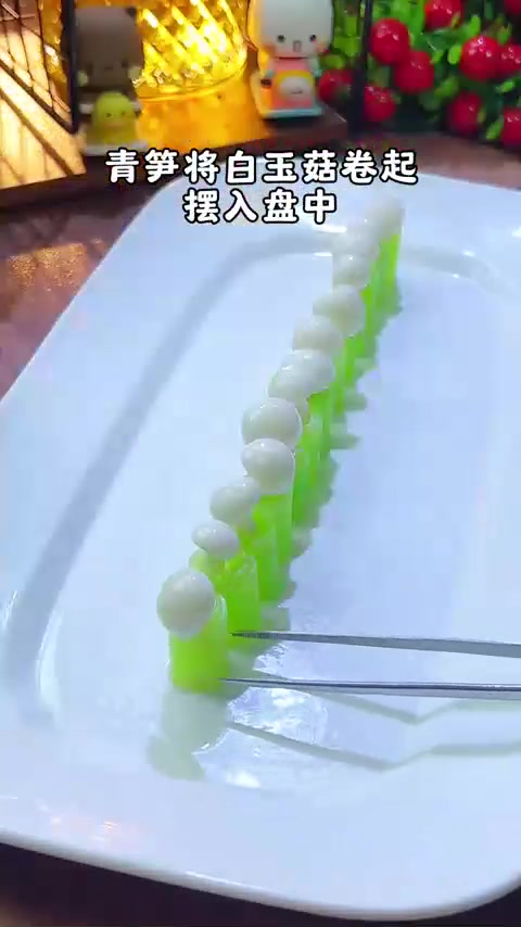 莴笋搭配皮蛋白玉菇，简单食材做独特摆盘，造型独特做法简单学会