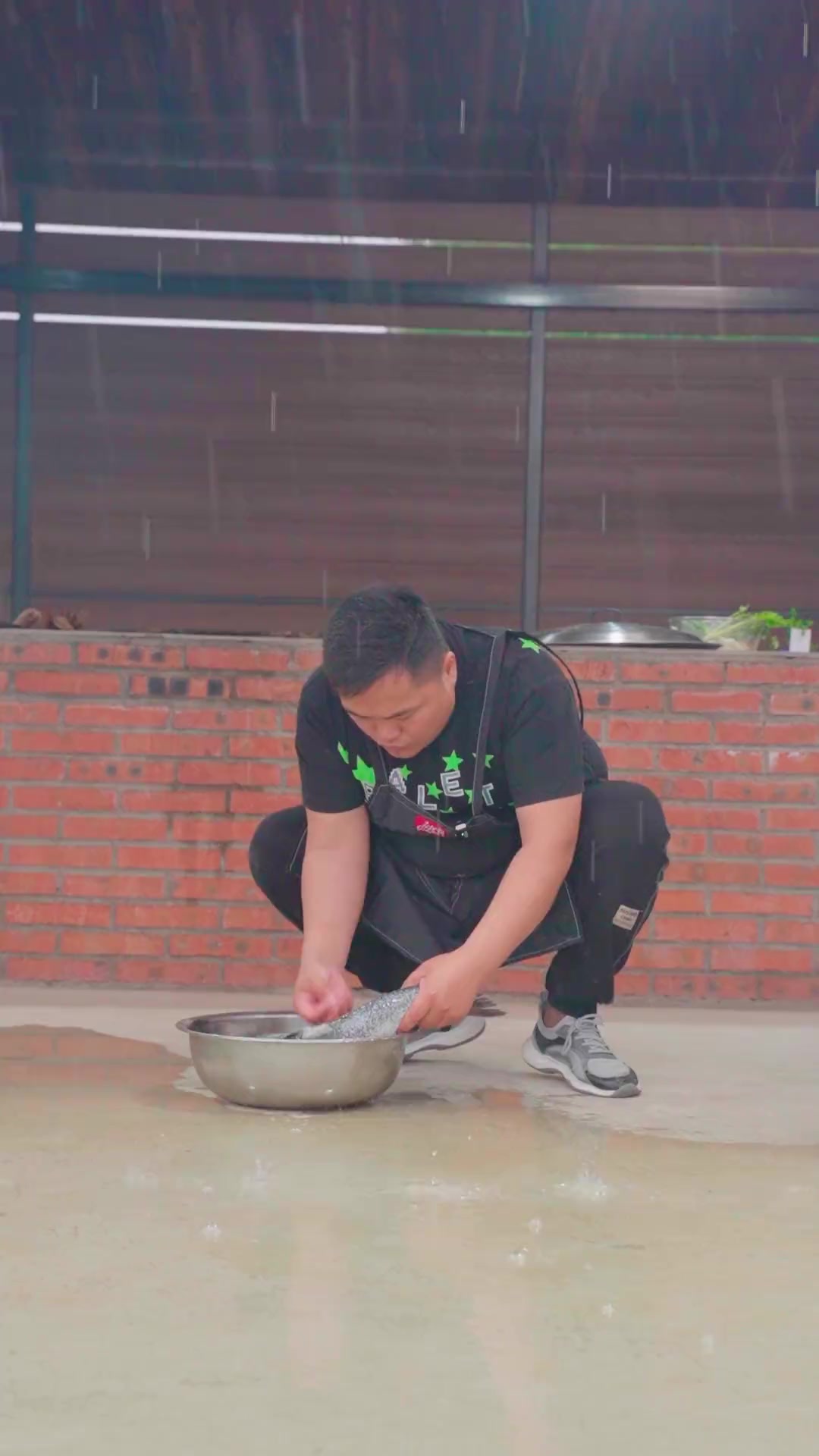 「奶白铁锅鱼」好久不吃鱼了，今天在炖一条大花鲢，真鲜啊！