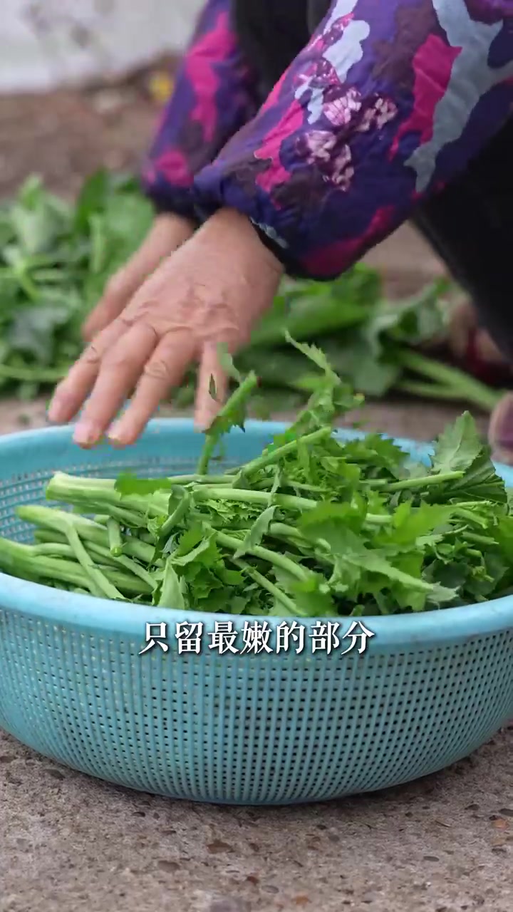 腊菜干爽咸香,吸足肉汁,肉末鲜嫩不柴,配上米饭,香到连吃三碗都不够,这就是湖北最地道的烟火