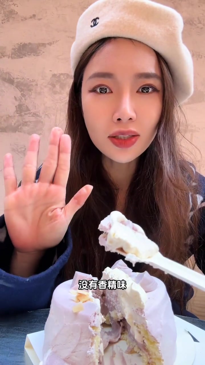 小女孩独享上海喜茶Lab四款蛋糕,每一口都值得等待!