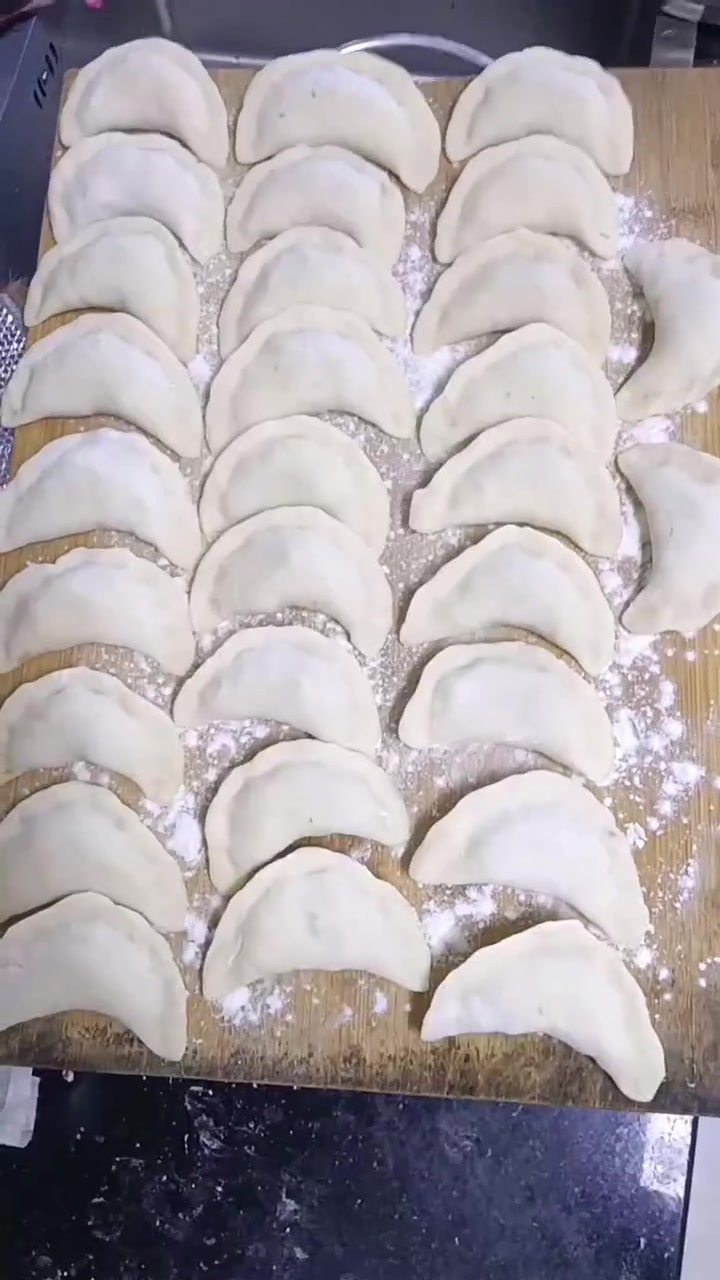 今天包了肉粉丝白菜鸡蛋馅饺子