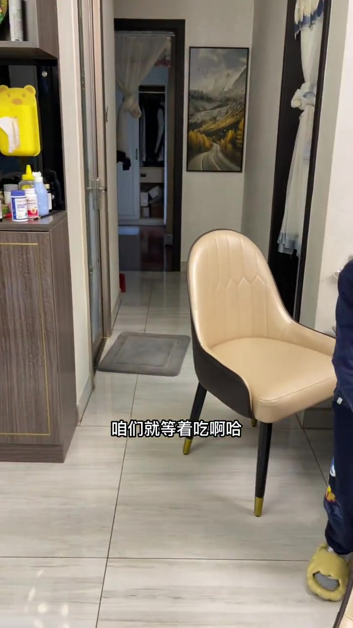 大宝说要自己用电饭锅给外婆做个蛋糕吃