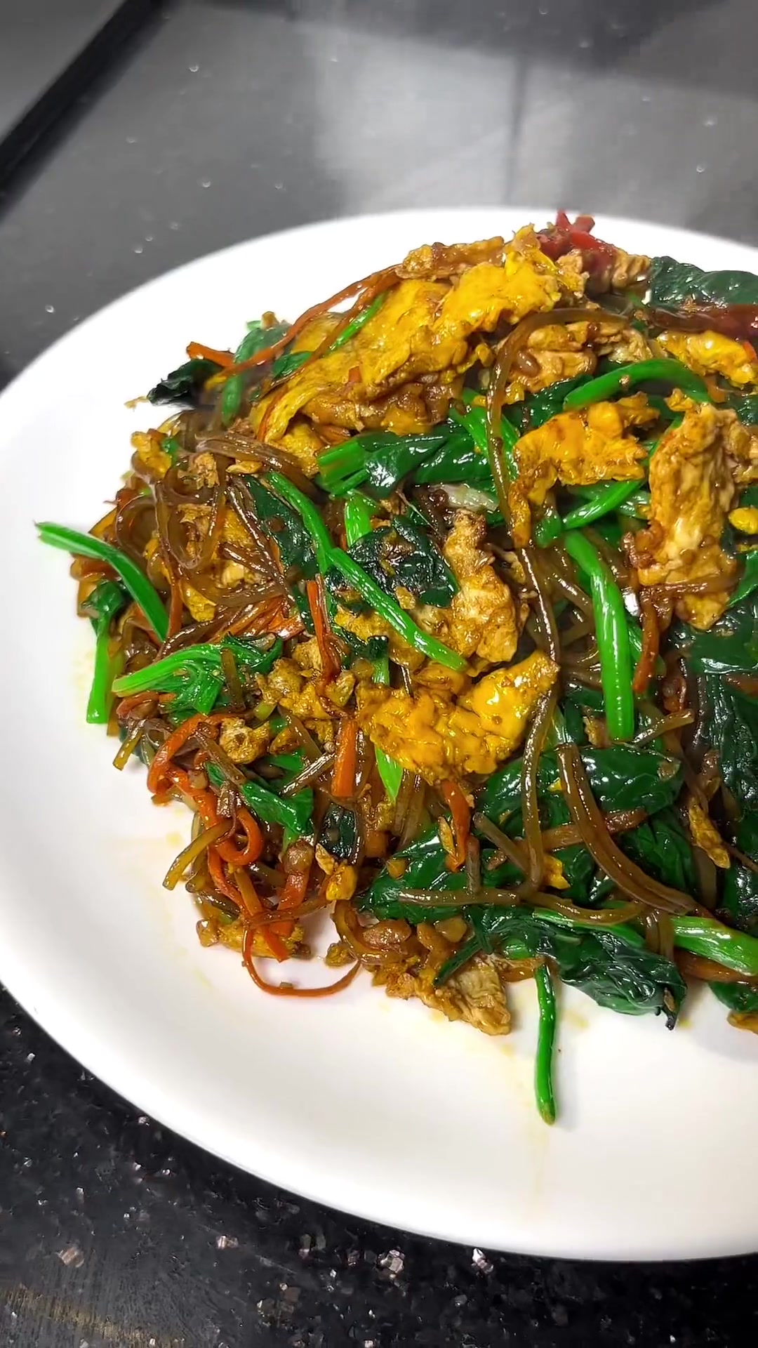 别只把菠菜煮火锅，炒着吃也香