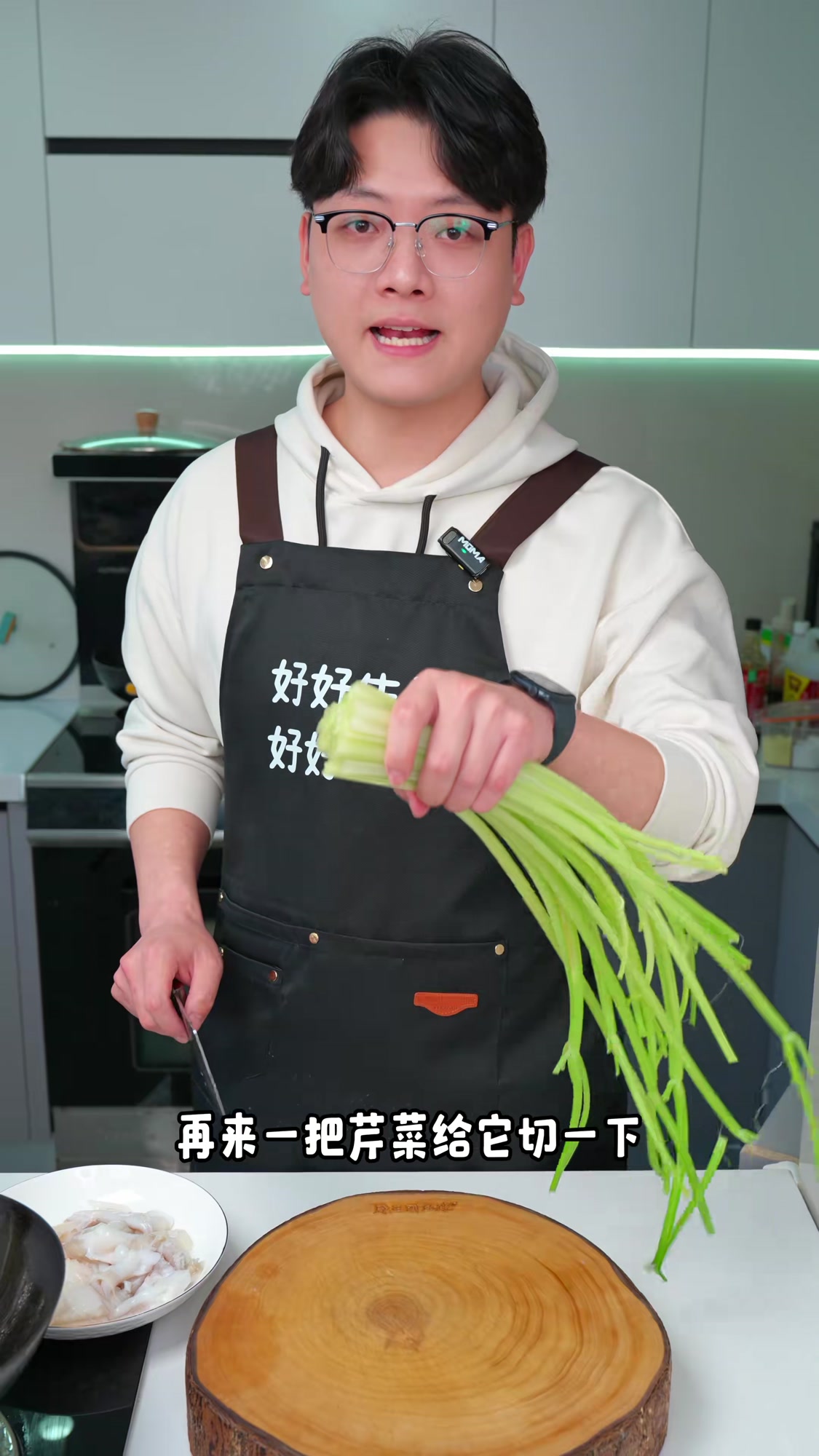 这个芹菜炒目鱼是我们温州家家户户都非常喜欢吃的美食